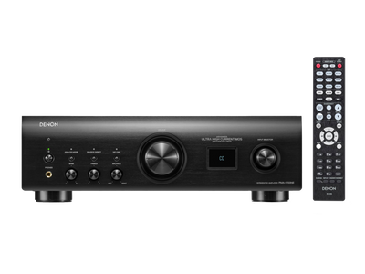 Amplificator Denon PMA-1700NE negru, vedere frontală cu telecomandă. Afișaj digital și controale vizibile.