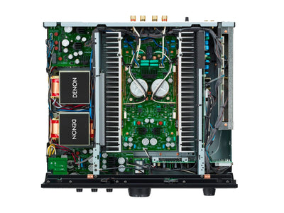 Vedere de sus a interiorului amplificatorului Denon PMA-1700NE, evidențiind componentele electronice și circuitele.
