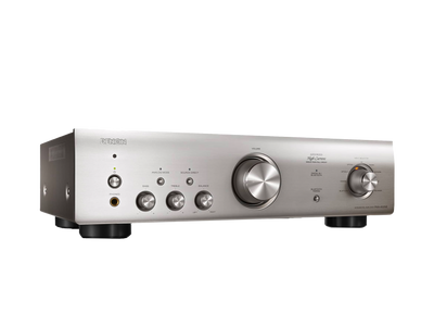 Denon PMA-600NE Amplificator argintiu, vedere frontală. Control volum, intrări audio și ieșire căști vizibile.
