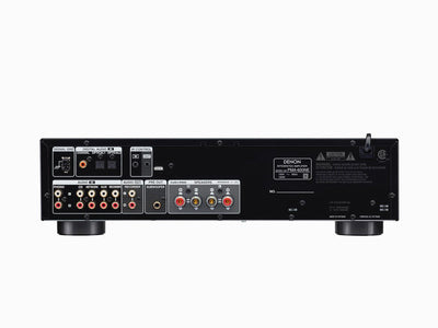 Imagine cu spatele amplificatorului Denon PMA-600NE, arătând porturile de intrare/ieșire audio și conexiunile pentru boxe.