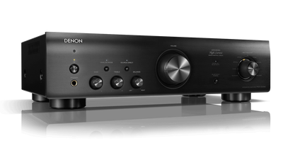 Amplificator Denon PMA-600NE, unghi lateral, negru. Vizibile: butoane volum, bas, treble, balans, selector intrare.