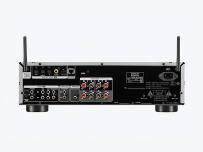 Spatele amplificatorului Denon PMA-900HNE argintiu, arătând conexiuni audio, antene Wi-Fi și porturi RCA.