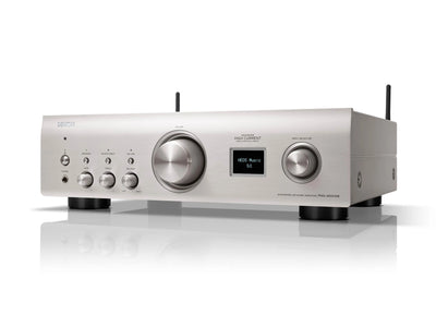 Amplificator Denon PMA-900HNE argintiu, vedere laterală. Afișaj HEOS Music, butoane control volum.