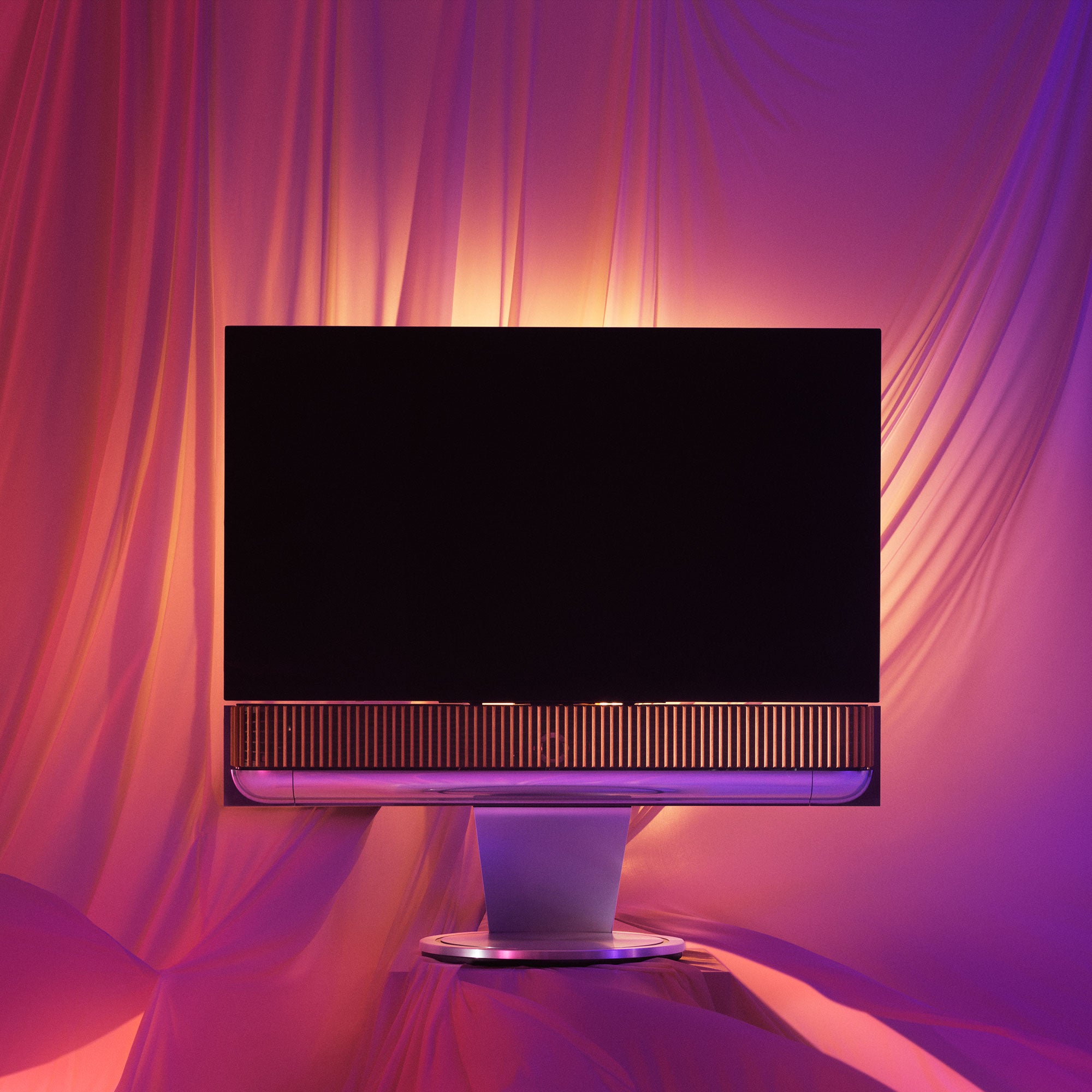 Bang & Olufsen Beosound Theatre 65 TV și soundbar - Perete motorizat - imagine oficială Bang & Olufsen 2