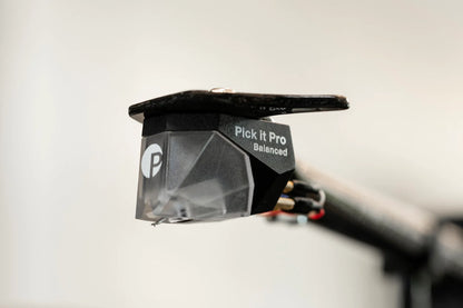 Doză Pick-it Pro Balanced de la Pro-Ject Debut PRO, vedere laterală cu conectori și ac transparent vizibil.
