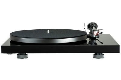 Pickup Pro-Ject Debut E Carbon Phono 2M Red, vedere frontală, finisaj negru lucios, braț și doză vizibile.