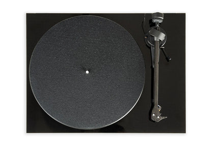 Pick-up Pro-Ject Debut E Carbon Phono 2M Red, vedere de sus, finisaj negru lucios, braț carbon vizibil.