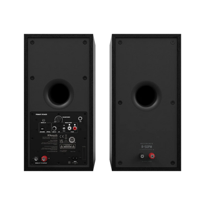 Spate boxe Klipsch R-50PM negre, cu port bass reflex, conexiuni RCA, USB, optic și ieșire subwoofer.