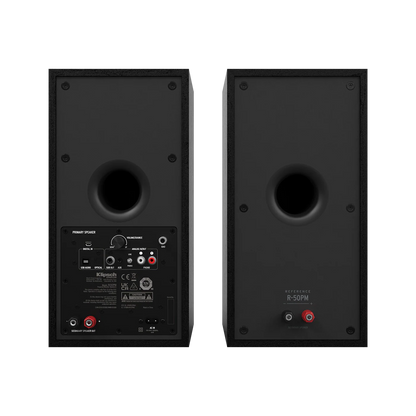 Spate boxe Klipsch R-50PM negre, cu port bass reflex, conexiuni RCA, USB, optic și ieșire subwoofer.