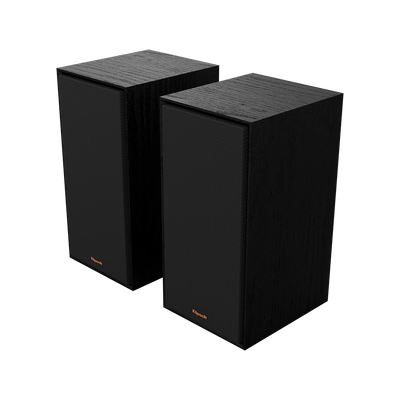Boxe active Klipsch R-50PM negre, vedere frontală în unghi, cu grile frontale montate, finisaj lemn.