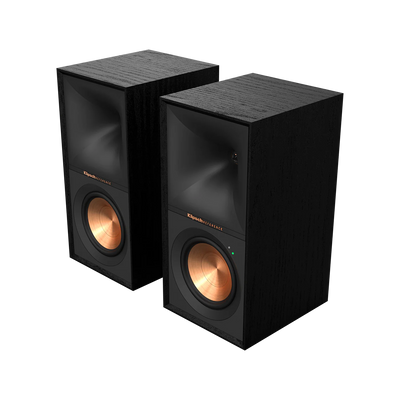 Boxe active Klipsch R-50PM negre, vedere frontală în unghi, difuzoare cu con din cupru și LED activ.