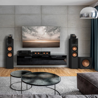 Boxe de podea Klipsch R-600F negre, vedere frontală în sistem home theater cu subwoofer și centru.
