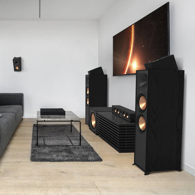 Boxe de podea Klipsch R-600F negre, vedere laterală în sistem home theater cu wooferi cupru.