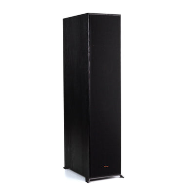 Boxă de podea Klipsch R-820F, vedere unghiulară, grilaj frontal montat, finisaj negru lemn.