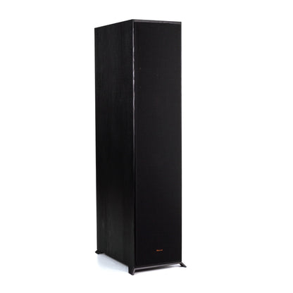 Boxă de podea Klipsch R-820F, vedere unghiulară, grilaj frontal montat, finisaj negru lemn.