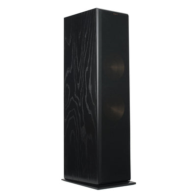 Boxă de podea Klipsch RF-7 III neagră, vedere din unghi, grilaj frontal montat, carcasă din lemn.