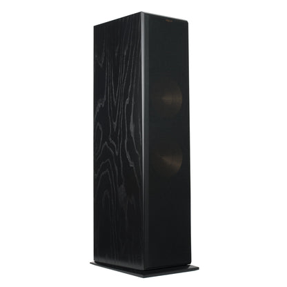 Boxă de podea Klipsch RF-7 III neagră, vedere din unghi, grilaj frontal montat, carcasă din lemn.