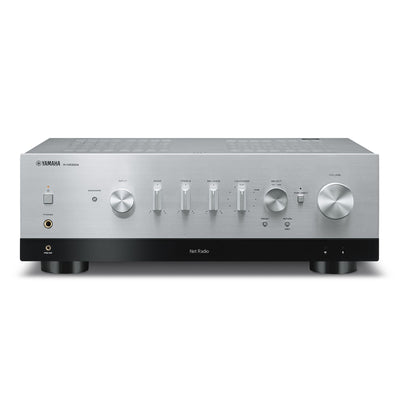 Receptor AV Yamaha R-N1000A argintiu, vedere frontală. Afișează butoanele de control pentru bass, treble, balans și volum, cu intrare pentru căști și difuzoare.