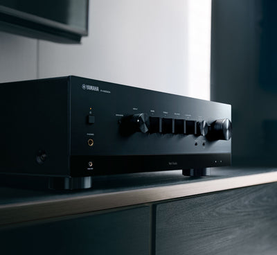 Yamaha R-N1000A Receiver AV, vedere laterală, culoare neagră, butoane de control și intrări audio vizibile.