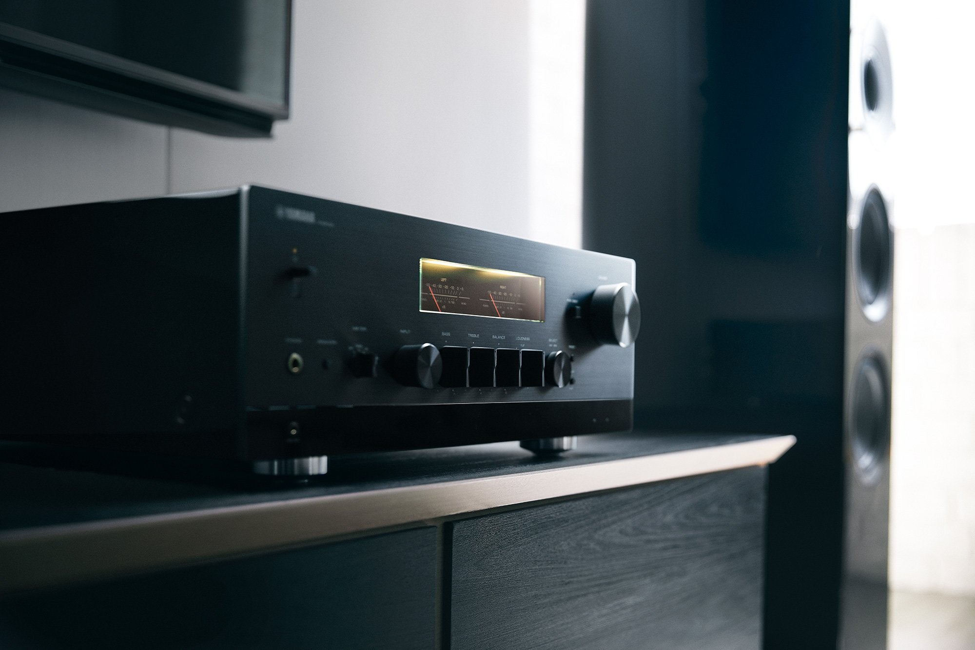 Receiver AV Yamaha R-N2000A, vedere laterală, culoare neagră, afișaj iluminat, butoane de control vizibile.