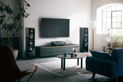 Yamaha R-N2000A Receiver AV negru, vedere din față, amplasat pe un suport media, conectat la un televizor.