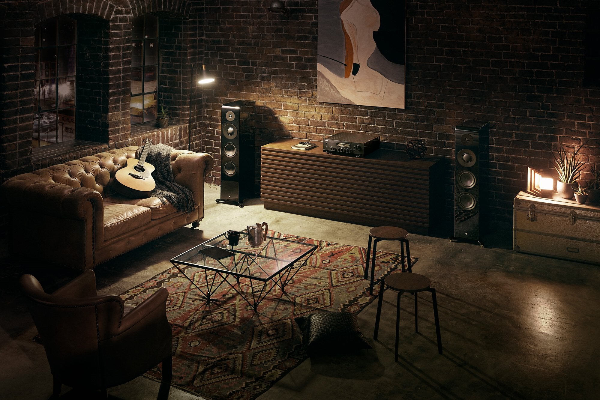 Receiver Yamaha R-N2000A amplasat într-o cameră de living, culoare neagră, cu boxe și mobilier retro.