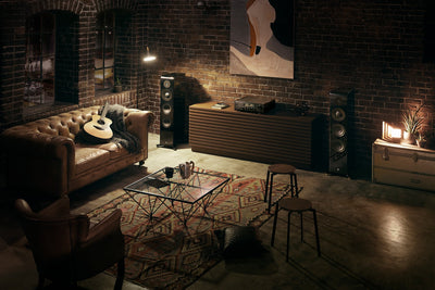 Receiver Yamaha R-N2000A amplasat într-o cameră de living, culoare neagră, cu boxe și mobilier retro.