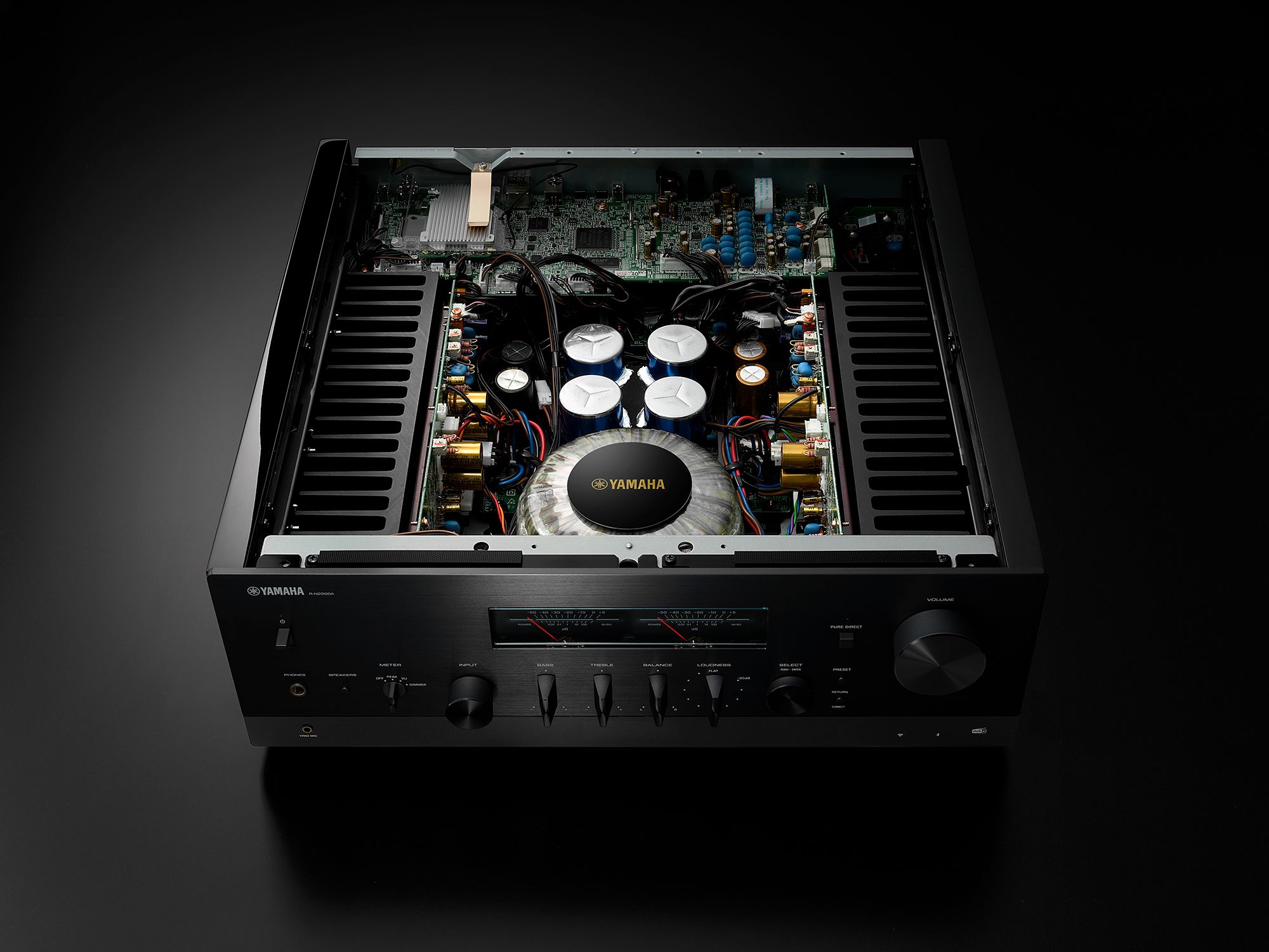 Receiver Yamaha R-N2000A negru, vedere de sus, arătând componentele interne și circuitele electronice.
