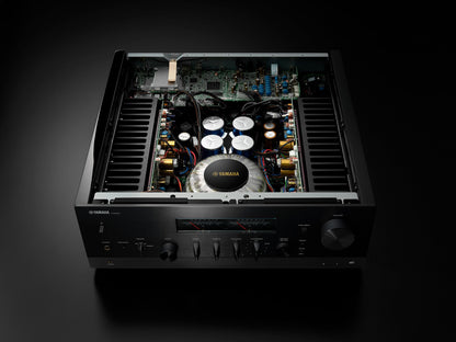 Receiver Yamaha R-N2000A negru, vedere de sus, arătând componentele interne și circuitele electronice.