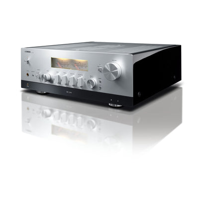 Yamaha R-N2000A Receiver AV, vedere din lateral, argintiu, afișaj iluminat, butoane de control vizibile.