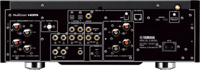 Spatele receptorului Yamaha R-N2000A arată conexiunile HDMI, USB, coaxial și optice, și ieșirile pentru boxe.