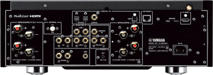 Spatele receptorului Yamaha R-N2000A arată conexiunile HDMI, USB, coaxial și optice, și ieșirile pentru boxe.