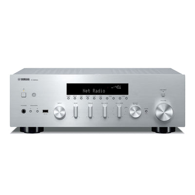 Yamaha R-N600A Receiver AV argintiu, vedere frontală. Afișaj digital activ, butoane de control vizibile.