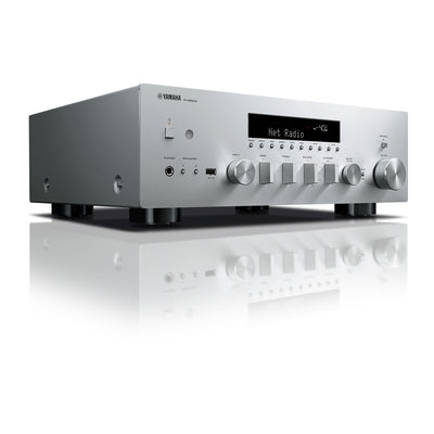 Yamaha R-N600A Receiver AV argintiu, vedere laterală stânga. Afișaj digital, control volum, intrări USB și căști.
