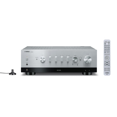 Yamaha R-N800A Receiver AV argintiu, vedere frontală. Panou cu butoane de control și telecomandă inclusă.