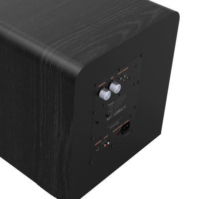 Klipsch RP-1200SW Subwoofer negru, vedere din spate unghiulară cu panou de control, butoane și porturi RCA.