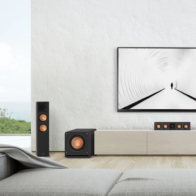 Subwoofer Klipsch RP-1200SW negru, vedere frontală în setup home theater, difuzor de 12” expus.