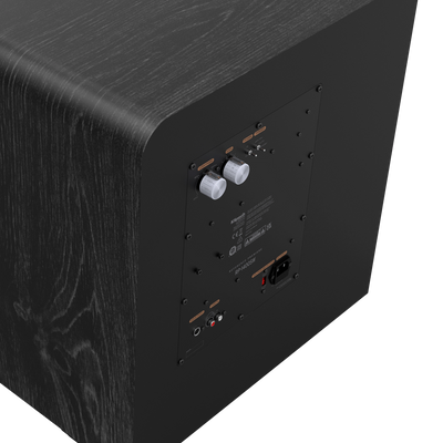 Subwoofer Klipsch RP-1400SW negru, vedere din spate în unghi, cu panou de control, reglaje și conexiuni RCA.
