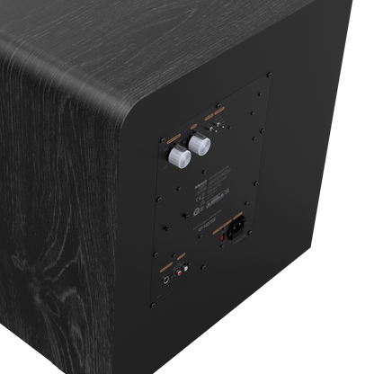 Subwoofer Klipsch RP-1400SW negru, vedere din spate în unghi, cu panou de control, reglaje și conexiuni RCA.