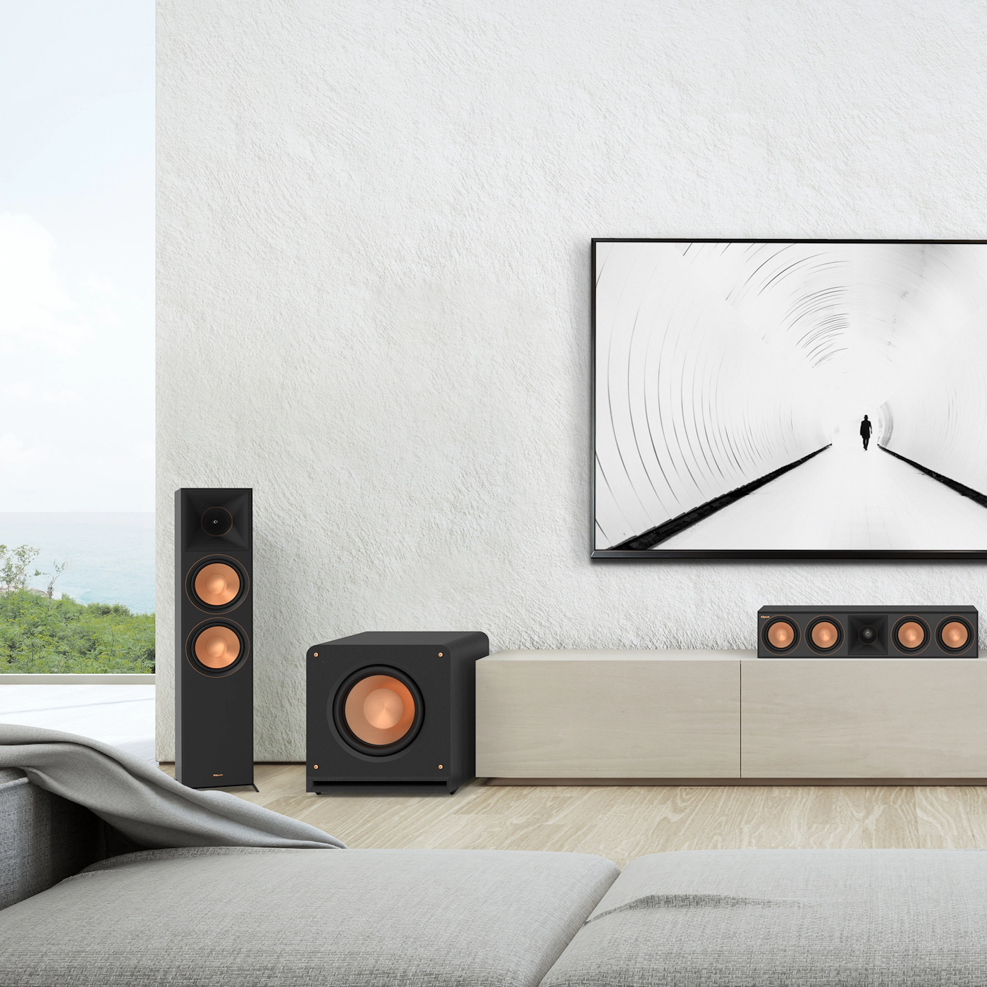 Subwoofer Klipsch RP-1400SW negru, vedere laterală stânga, plasat într-un sistem home theater complet.