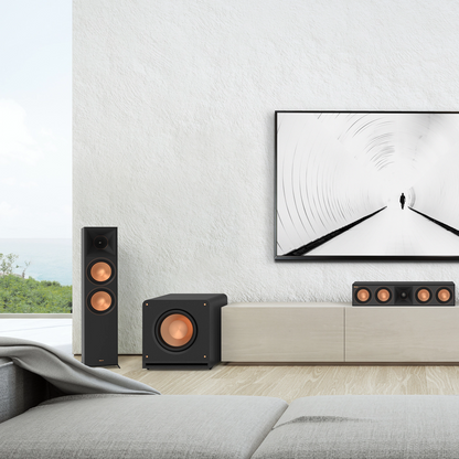 Subwoofer Klipsch RP-1400SW negru, vedere laterală stânga, plasat într-un sistem home theater complet.