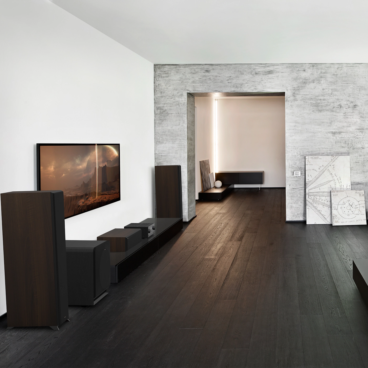 Subwoofer Klipsch RP-1400SW negru, vedere laterală stânga într-un sistem home theater modern.
