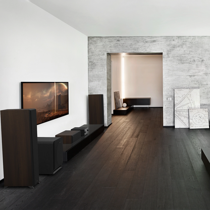 Subwoofer Klipsch RP-1400SW negru, vedere laterală stânga într-un sistem home theater modern.