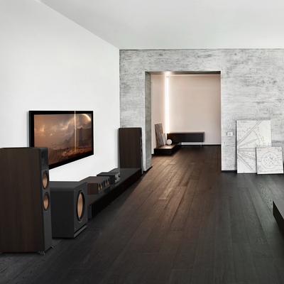 Subwoofer Klipsch RP-1600SW negru, vedere laterală în sistem home theater, cu difuzor frontal vizibil.