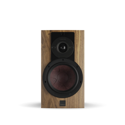 Boxă Dali RUBIKORE 2, față, finisaj nuc natural, vizibil tweeter și woofer pentru sunet clar.