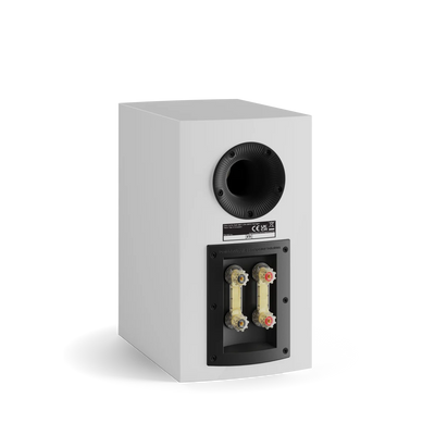 Spatele alb al boxei Dali RUBIKORE 2, arătând portul de bas reflex și conectorii pentru cabluri audio.