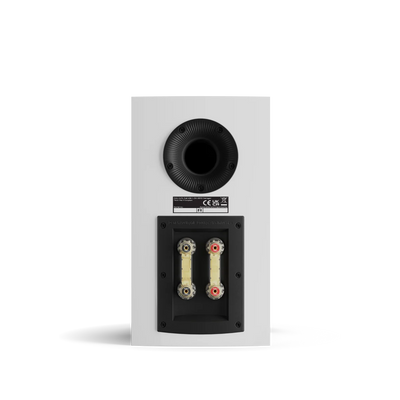 Spatele boxei Dali RUBIKORE 2 alb, cu port bass reflex și conectori pentru cabluri audio, detalii vizibile.