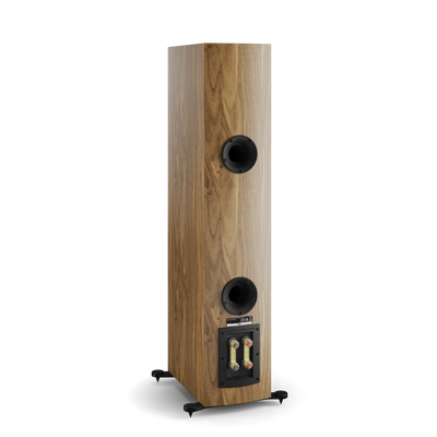 Boxa Dali RUBIKORE 6, vedere din spate, finisaj nuc natural, cu porturi bass reflex și conectori vizibili.