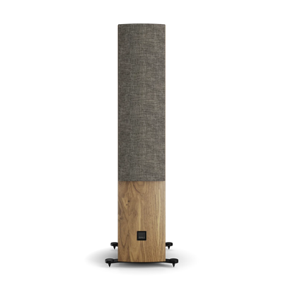 Boxă de podea Dali RUBIKORE 6, față, culoare natural walnut, cu grilaj textil gri, logo Dali vizibil.
