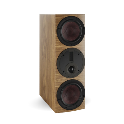 Boxă Dali RUBIKORE Cinema LCR, vedere laterală, culoare natural walnut, trei difuzoare vizibile.